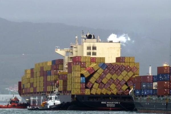 Tàu MSC mất container trong cơn bão ngoài khơi Bồ Đào Nha Tàu MSC mất container trong cơn bão ngoài khơi Bồ Đào Nha